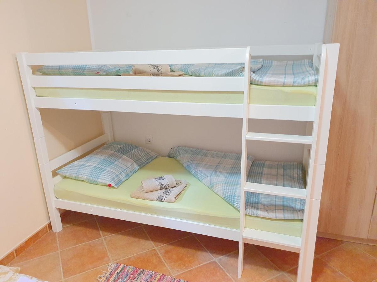 Studio Apartman Marti กอสเตรนา ภายนอก รูปภาพ