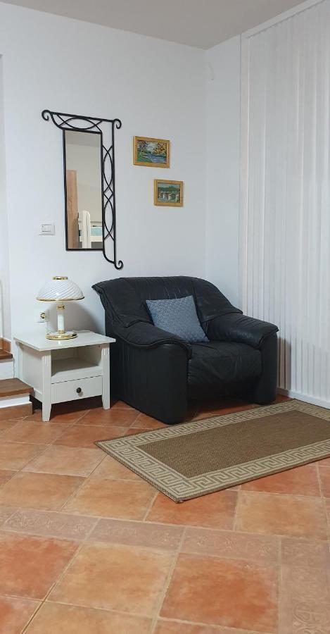 Studio Apartman Marti กอสเตรนา ภายนอก รูปภาพ